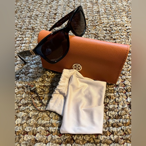 Tory Burch Accessories - Women’s Tory Burch polarized sunglasses! Only worn twice!!